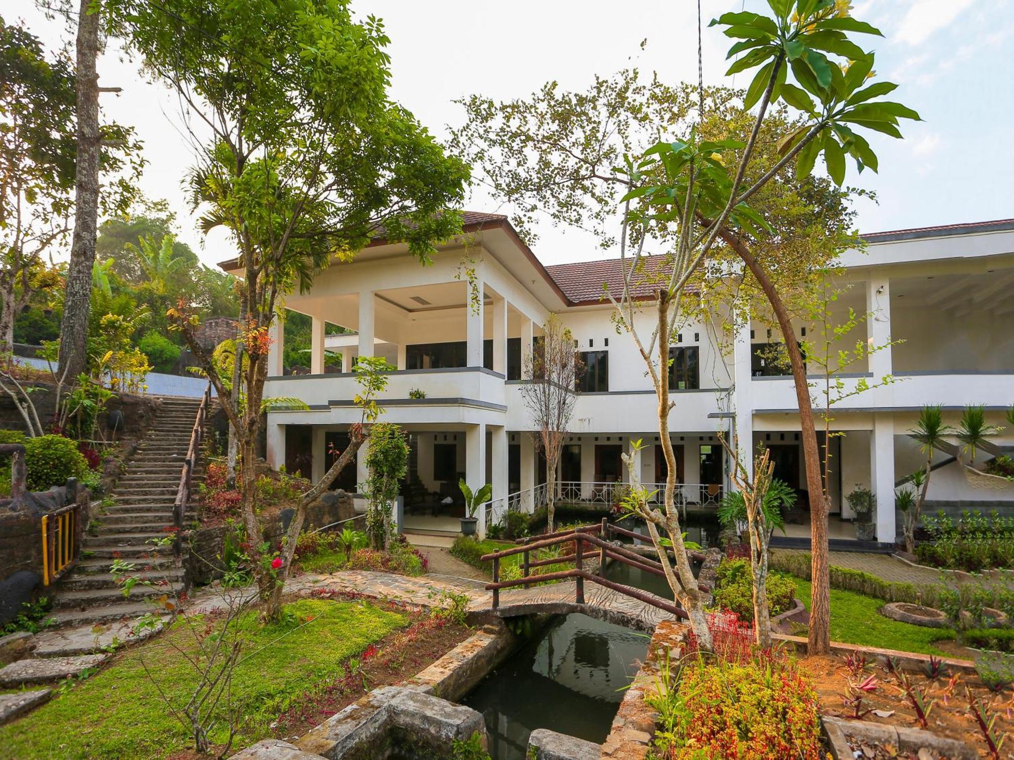 O Puncak Near Taman Safari 3*